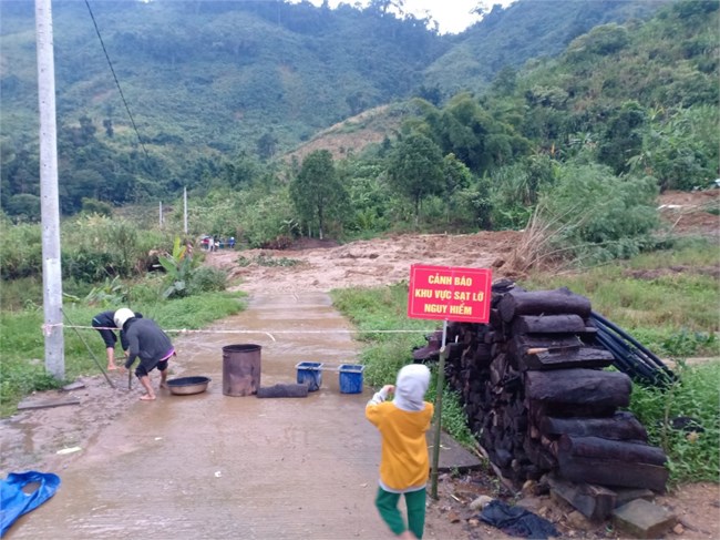  Miền núi tỉnh Quảng Nam mưa lớn, Quốc lộ 40B ngập sâu, ách tắc giao thông (26/10/2022)